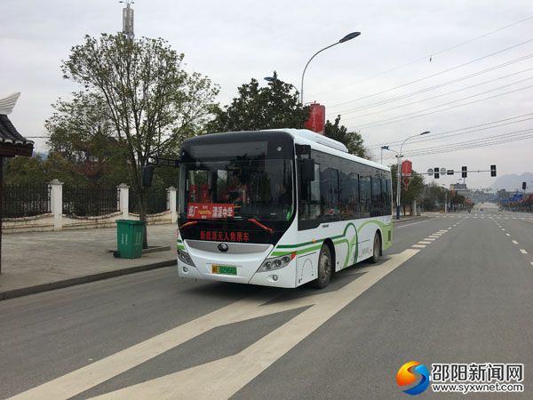 1路新能源纯电动公交车行驶在儒林大道上