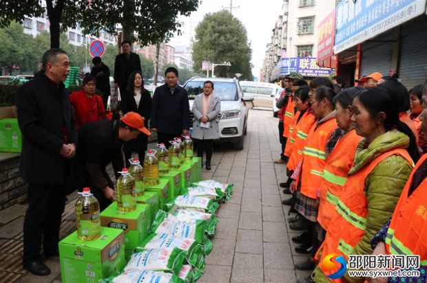 張志紅一行在湖南家園環(huán)境事業(yè)發(fā)展有限公司邵東分公司慰問環(huán)衛(wèi)工人_副本