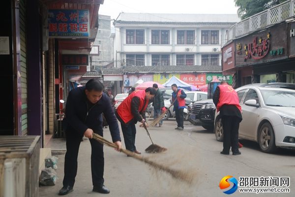 縣林業(yè)局局長(zhǎng)帶領(lǐng)大家認(rèn)真打掃街道衛(wèi)生