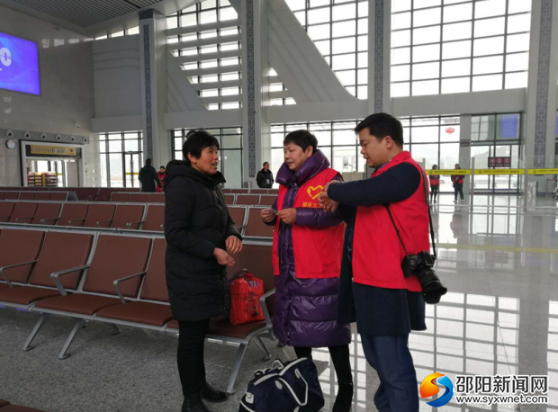 党员志愿者正在邵东杨桥火车站为乘客开展服务。