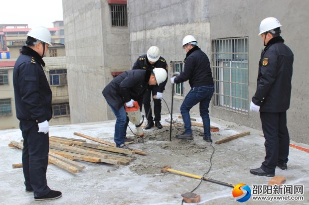 執(zhí)法隊員現場人工拆除違法建筑