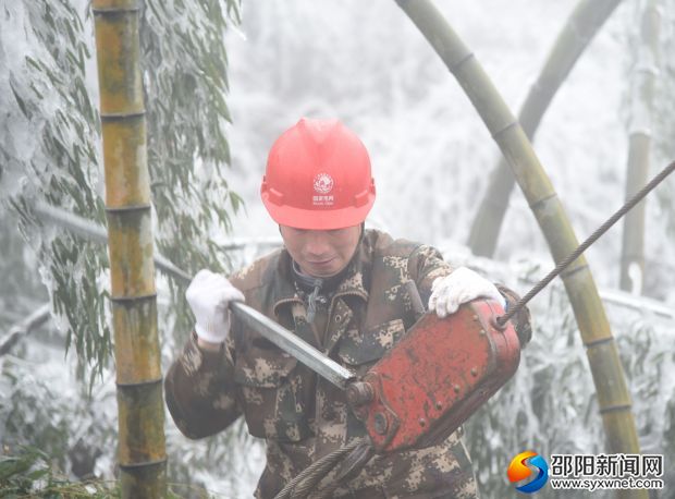 利用工具對桿塔進行校正