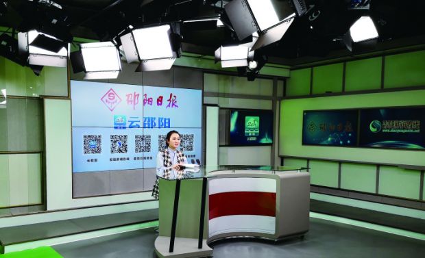 ▲2018年10月，邵阳日报社“中央厨房”新媒体演播厅完成建设并投入使用