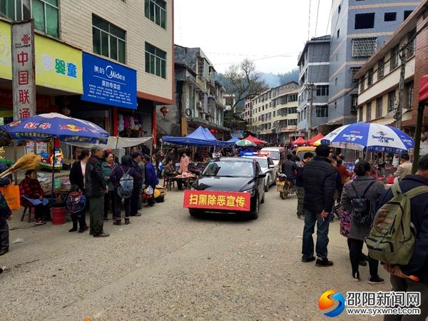 “掃黑除惡”流動宣傳車在集鎮(zhèn)宣傳。_副本