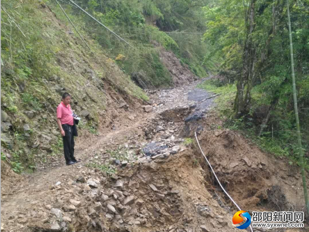 圖為縣政府辦駐村幫扶工作隊在永坪村核實災情