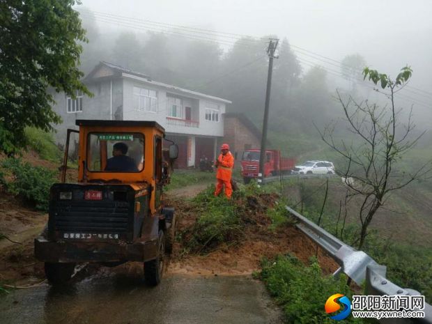 虎形山瑤族鄉(xiāng)清除山體滑坡障礙