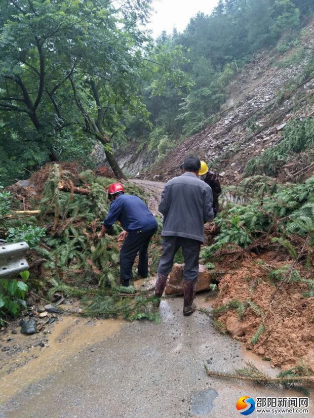 民政局駐村工作隊(duì)在崀山鎮(zhèn)雙江村組織搶修道路