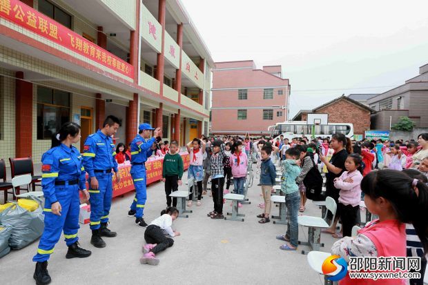 5長沙市藍(lán)天救援對(duì)志愿者向孩子講解如何開展自救