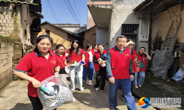 圖為6月2日，新寧縣殘聯(lián)理事會(huì)理事長(zhǎng)李玉友帶領(lǐng)新寧愛心殘疾人托養(yǎng)服務(wù)中心人員及社會(huì)愛心人士等，正在入村走訪慰問殘疾兒童。