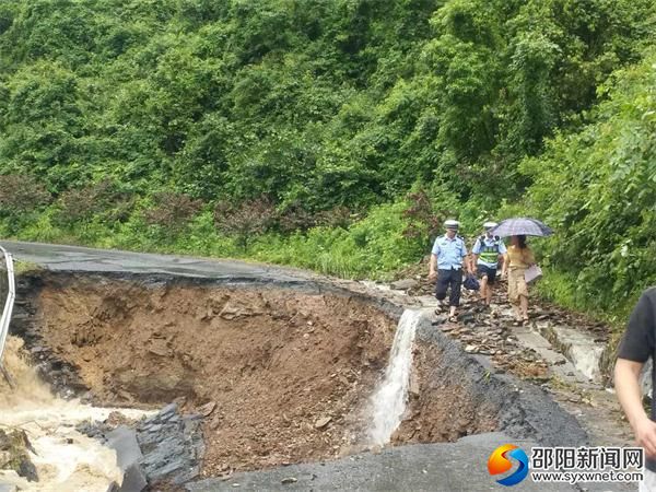 巡邏民警正在查看水毀道路