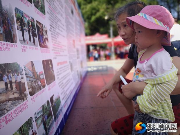 市民帶著孩子觀看展板