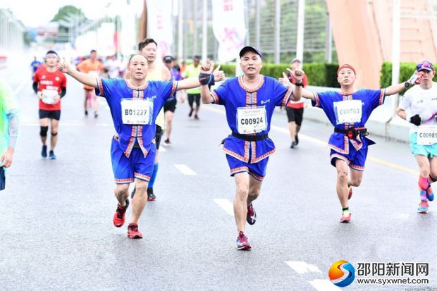 圖為苗族運(yùn)動員奔跑中