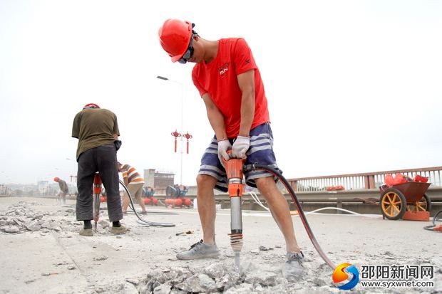 資江二橋上施工人員正在進(jìn)行橋面鑿除