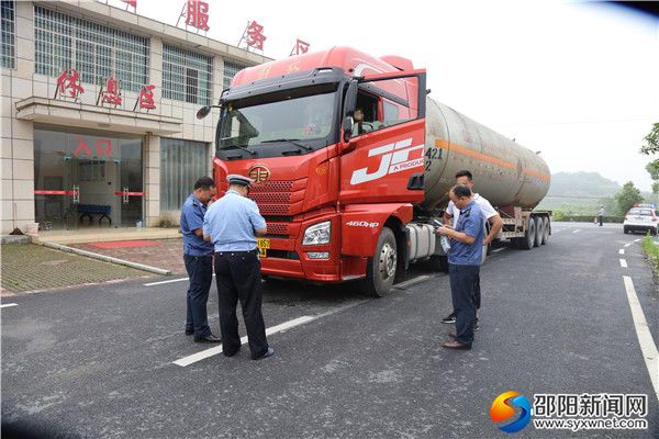 圖為執(zhí)法小組檢查危化品車輛