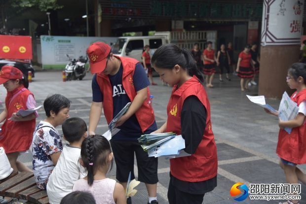 志愿者們發(fā)放宣傳手冊