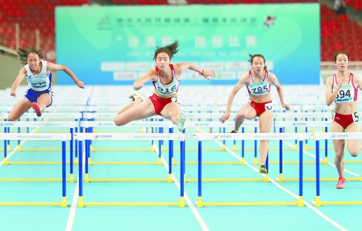8月14日，二青会女子100米栏俱乐部组，湖南选手夏思凝获得金牌。图为夏思凝（左二）在比赛中。    陈放 摄