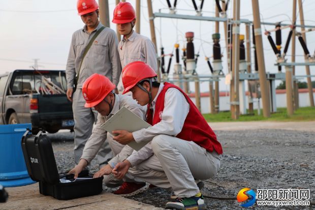 工作人員對線路進行接地電阻測試