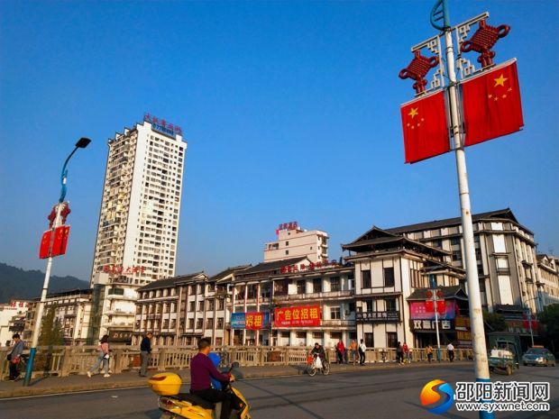 綏寧縣城路口橋頭、大街小巷處處懸掛國(guó)旗慶祝新中國(guó)成立70周年1