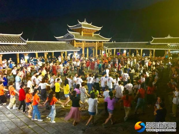 绥宁县上堡侗寨举行篝火晚会吸引众多游客