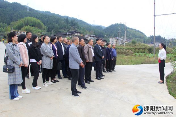 主題當日活動現(xiàn)場，全體黨員干部正在聆聽紅軍故事