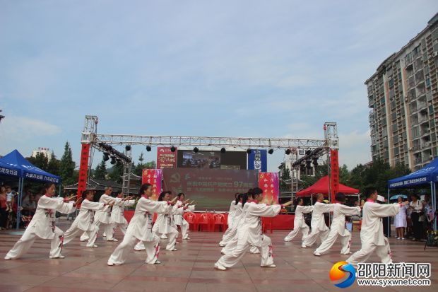 绥宁县城居民在绿洲文化广场表演太极拳