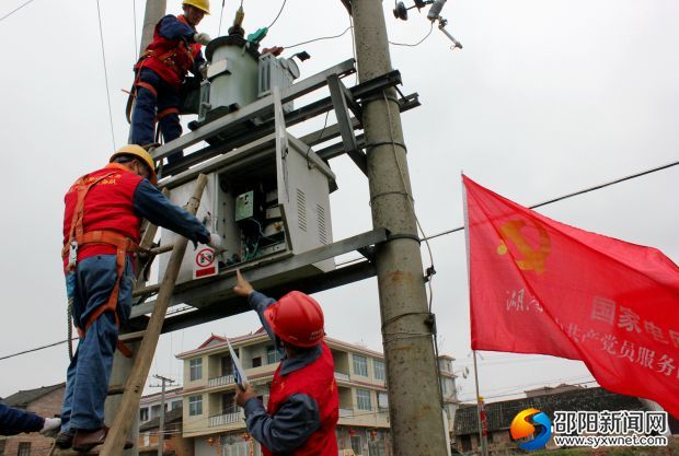 工作人員檢修配電變壓器