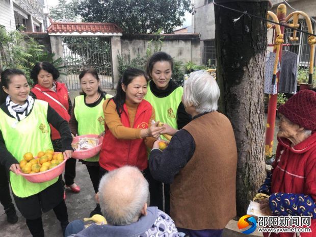 肖家排志愿者服務隊慰問老人