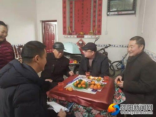 与退休老教师谈心