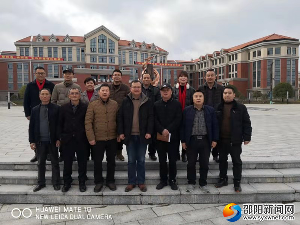 图为“城乡校际互促”领导小组人员一中综合楼前合影留念