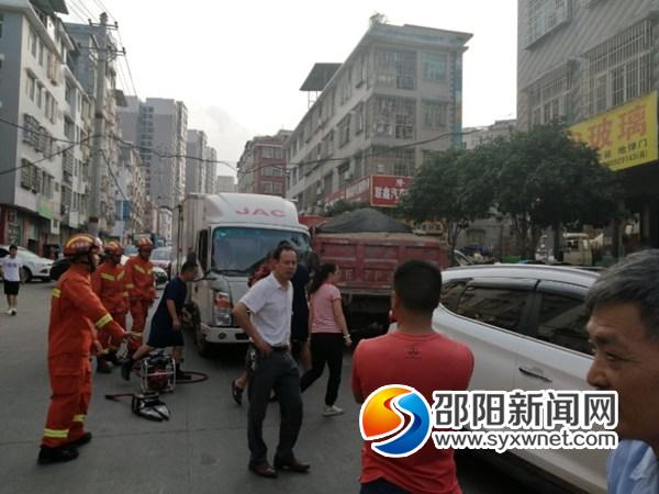 隆回：三车相撞司机被困 交警消防联合救援_邵阳头条网