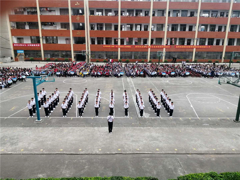 隆回东兴中学举行队形队列比赛