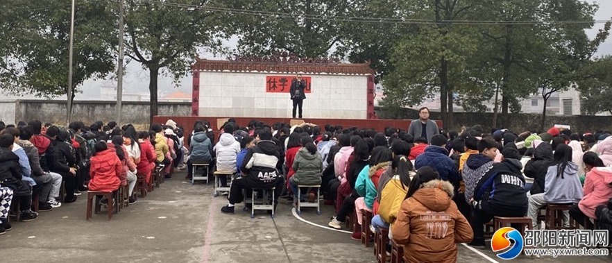 刘青霞)1月22日上午,洞口县黄桥镇金田中学举行2020年下学期休学典礼