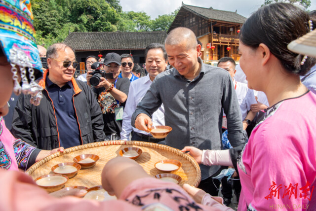 巨變驚文眼 江山催揮毫——中國作協(xié)湖南系列活動紀行（上）