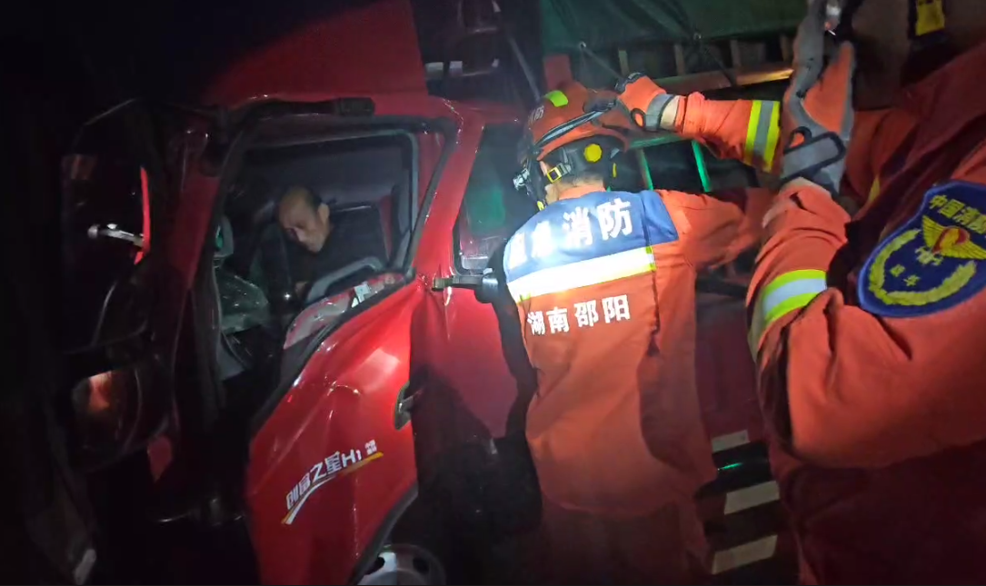 两辆货车相撞司机均被困驾驶室 消防紧急“破门”救援_邵商网