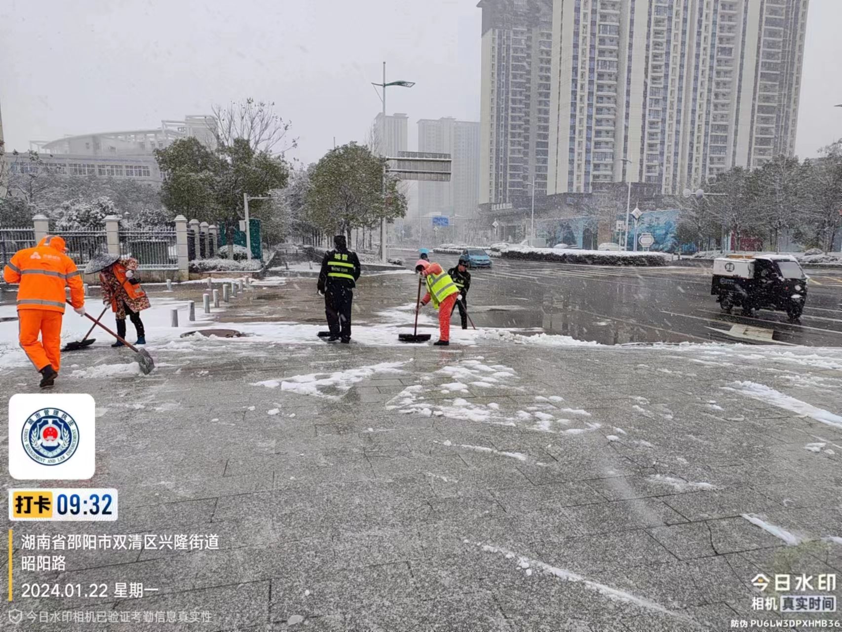邵阳市城管:彻夜除雪为民众出行保驾护航_邵阳头条网