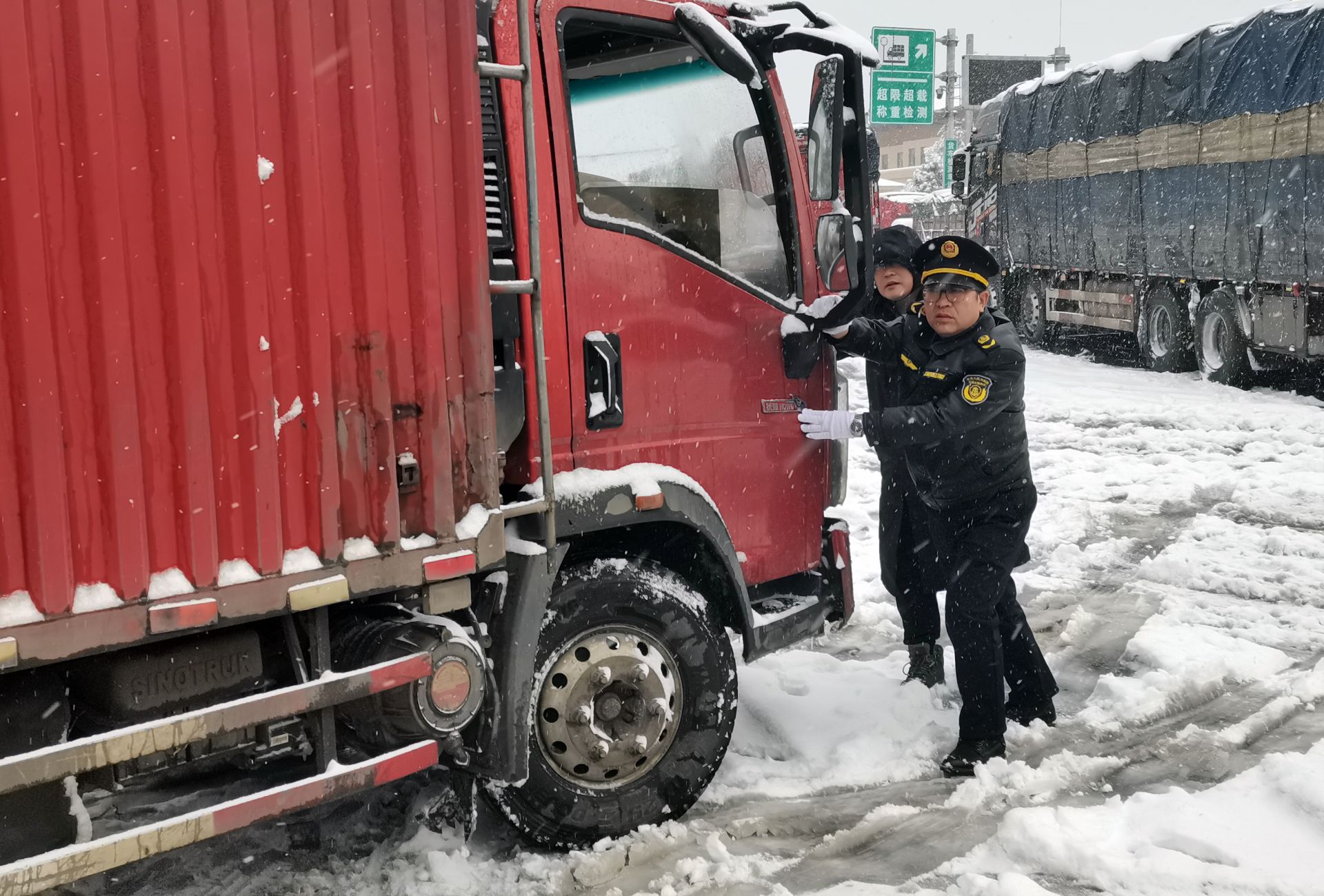 新邵县交通运输综合行政执法大队抗冰雪保畅通_邵阳头条网