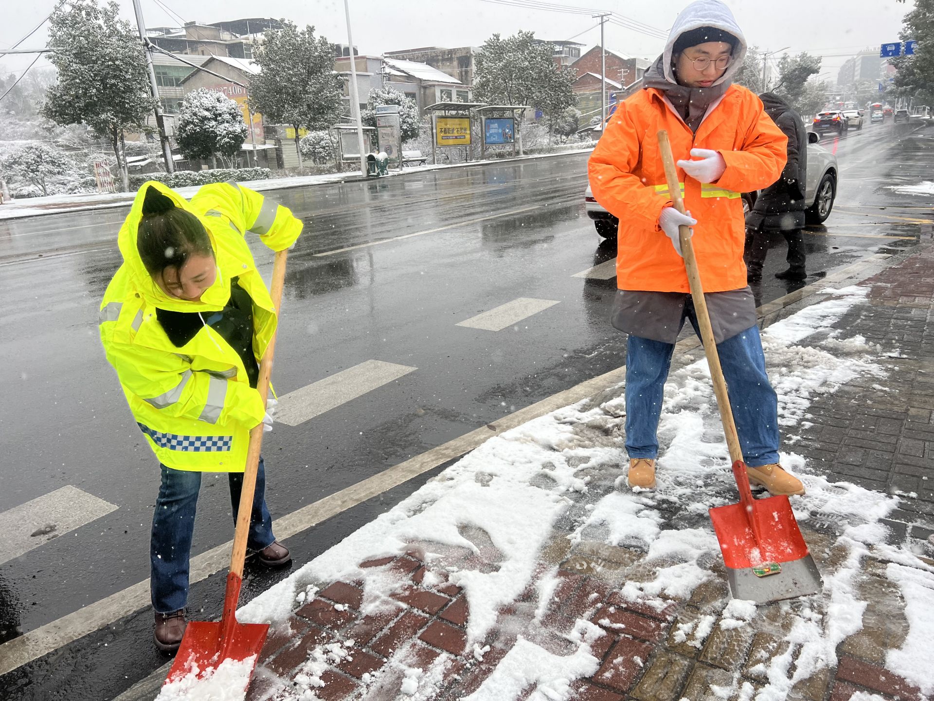 北塔区公路局开展抗冰除雪保畅行动_邵商网