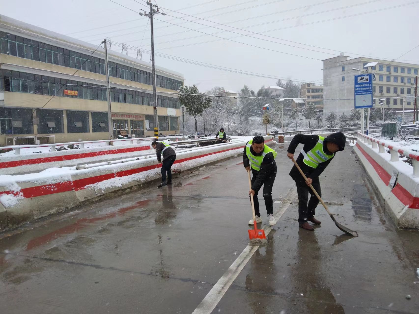 大祥区公路管理局迎雪而动保畅通_邵阳头条网