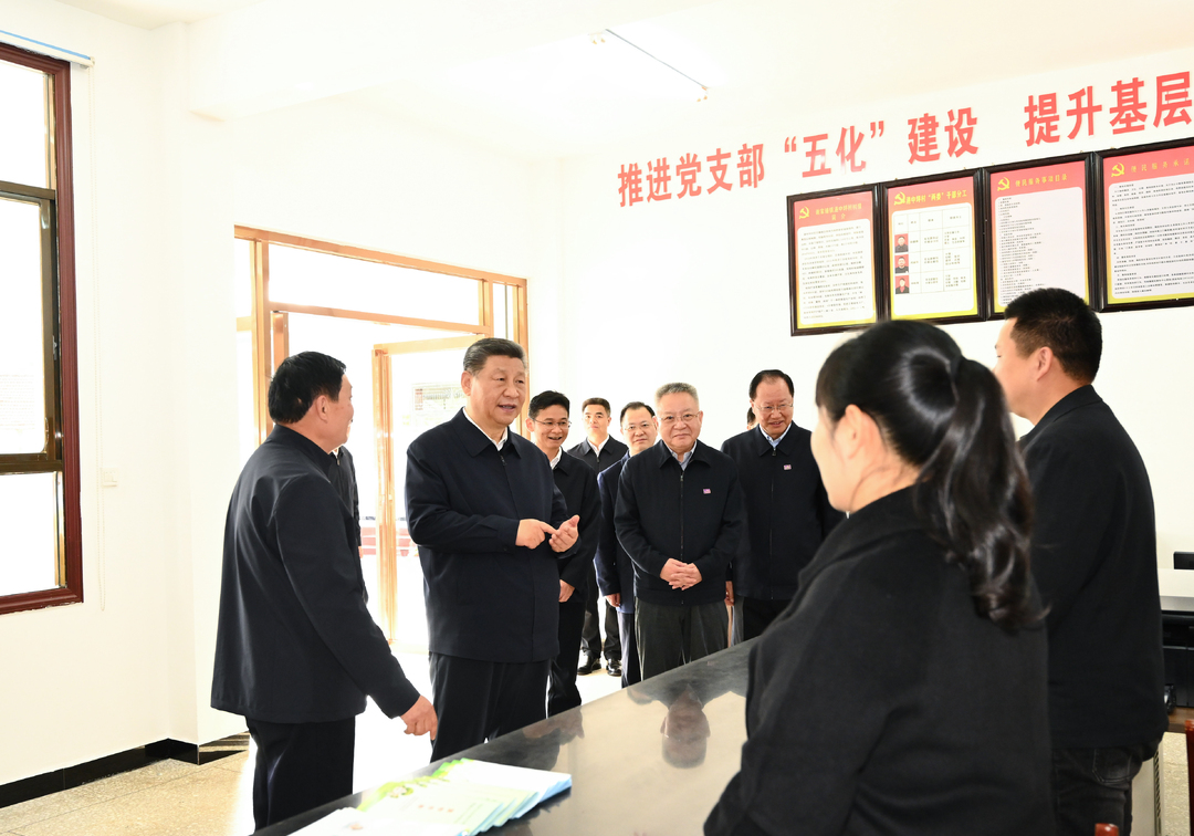 3月18日至21日，中共中央總書(shū)記、國(guó)家主席、中央軍委主席習(xí)近平在湖南考察。這是19日下午，習(xí)近平在常德市鼎城區(qū)謝家鋪鎮(zhèn)港中坪村黨群服務(wù)中心了解當(dāng)?shù)貫榛鶎訙p負(fù)、提升基層治理效能等情況。.png