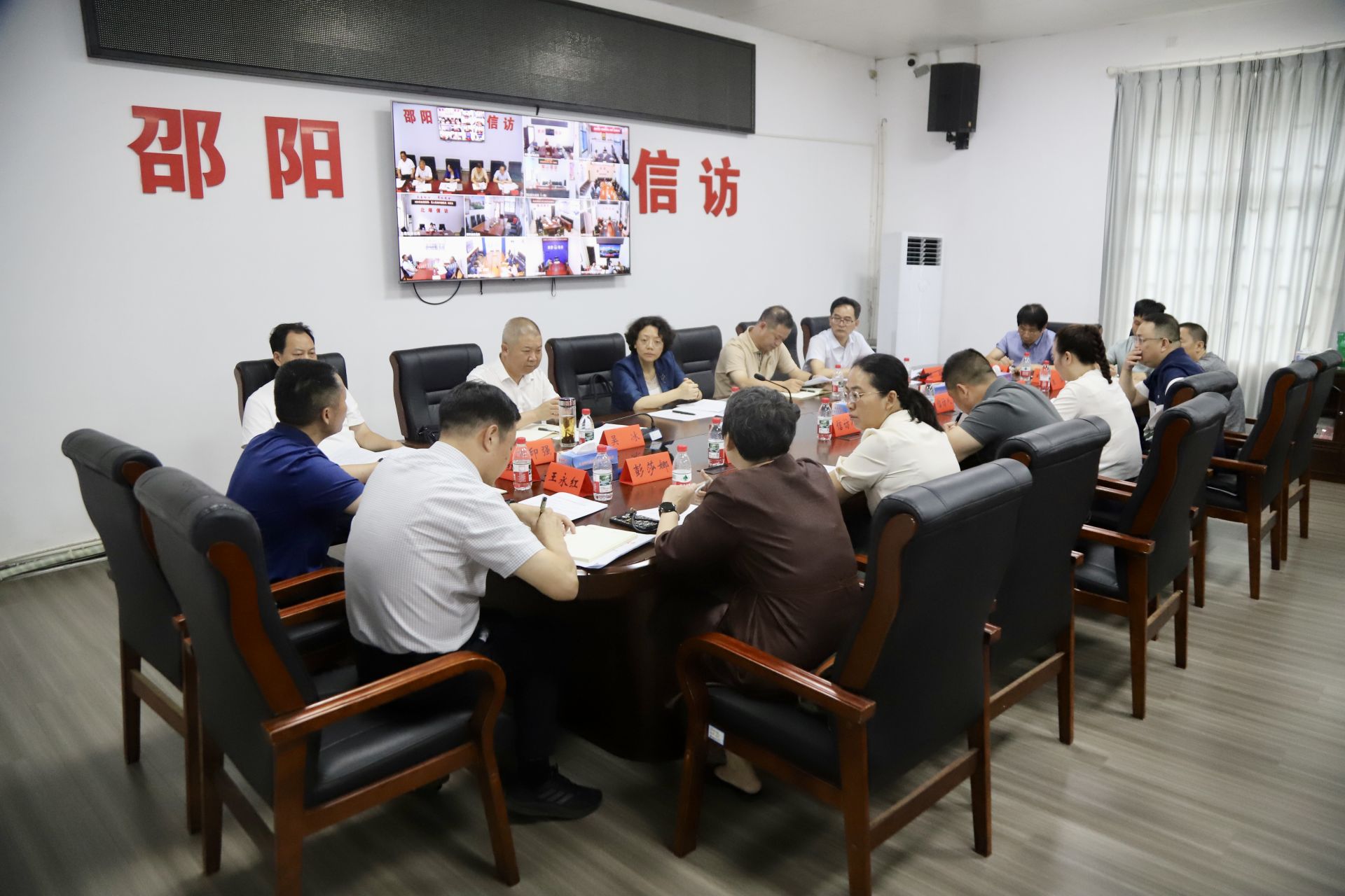 程蓓到邵阳市委群众来访接待中心接待来访群众(图1)