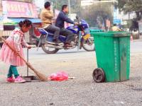 隆回5歲留守女童當(dāng)街頭“環(huán)衛(wèi)工” 