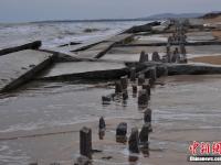 山東日照沿海數(shù)百米防潮堤垮塌