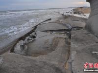 山東日照沿海數(shù)百米防潮堤垮塌