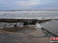 山東日照沿海數(shù)百米防潮堤垮塌