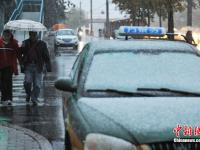 北京迎來今冬首場降雪 市民換上冬衣