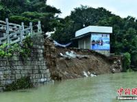 桂林遭遇冬季罕見暴雨 象山景區(qū)河堤塌方