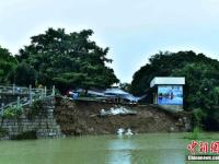 桂林遭遇冬季罕見暴雨 象山景區(qū)河堤塌方