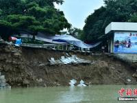 桂林遭遇冬季罕見暴雨 象山景區(qū)河堤塌方