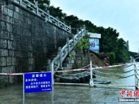 桂林遭遇冬季罕見暴雨 象山景區(qū)河堤塌方