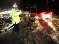 廣西柳州遭遇大雨內(nèi)澇 市民冬日“看海”